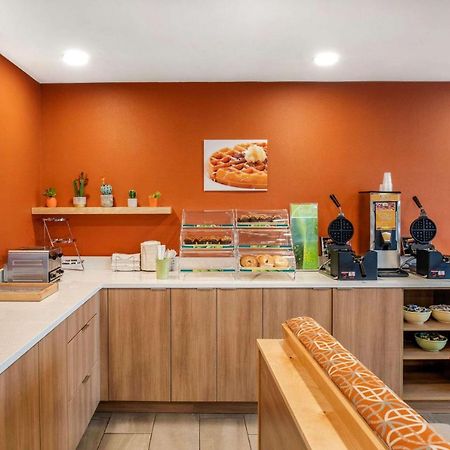 Quality Inn & Suites Cornwall Exteriör bild