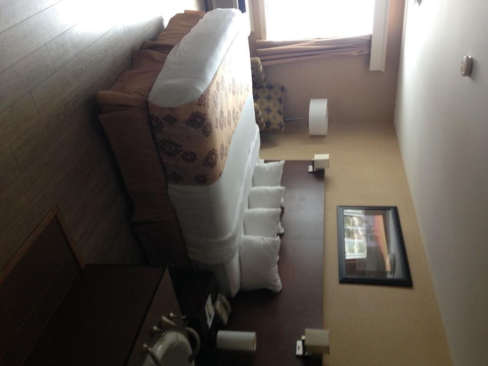 Quality Inn & Suites Cornwall Exteriör bild