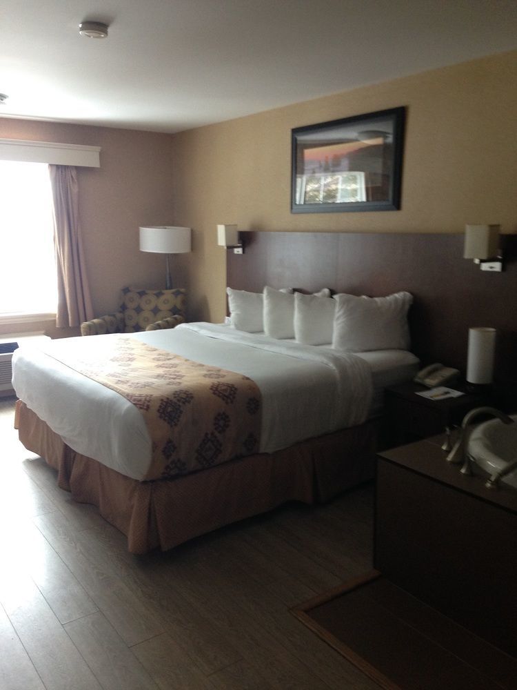 Quality Inn & Suites Cornwall Exteriör bild