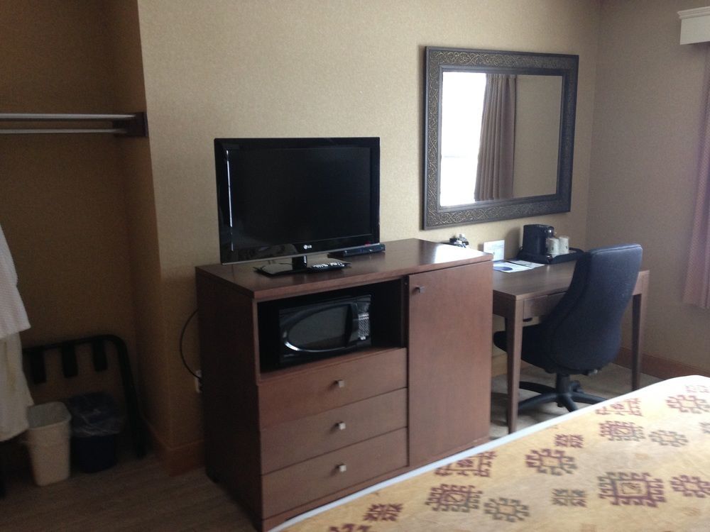 Quality Inn & Suites Cornwall Exteriör bild