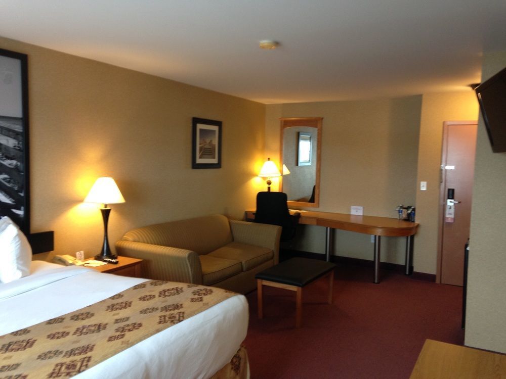 Quality Inn & Suites Cornwall Exteriör bild