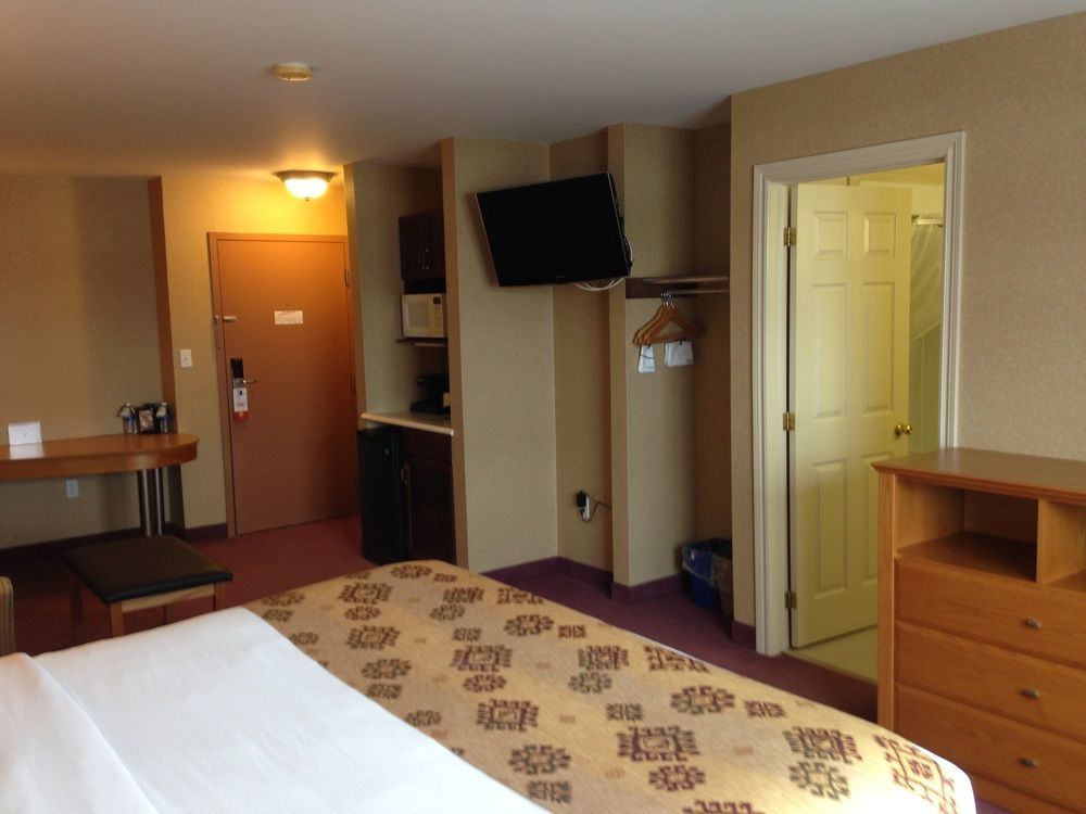 Quality Inn & Suites Cornwall Exteriör bild
