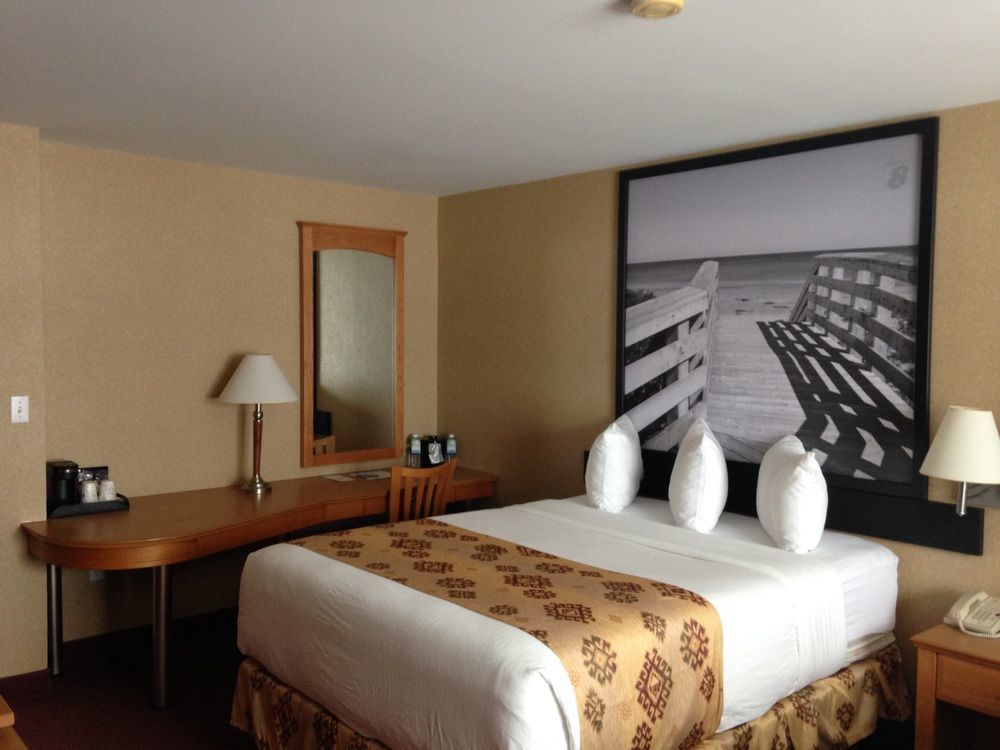 Quality Inn & Suites Cornwall Exteriör bild