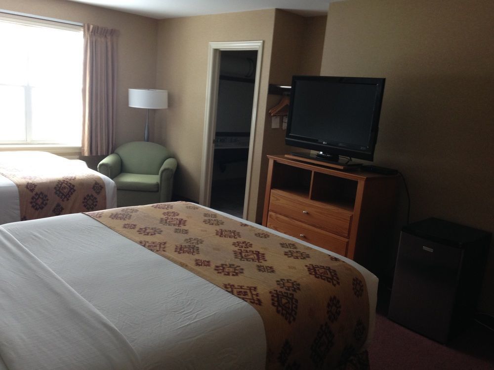 Quality Inn & Suites Cornwall Exteriör bild