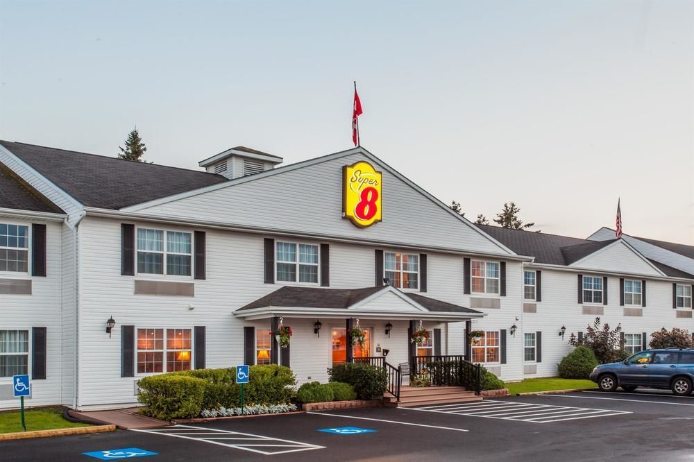 Quality Inn & Suites Cornwall Exteriör bild