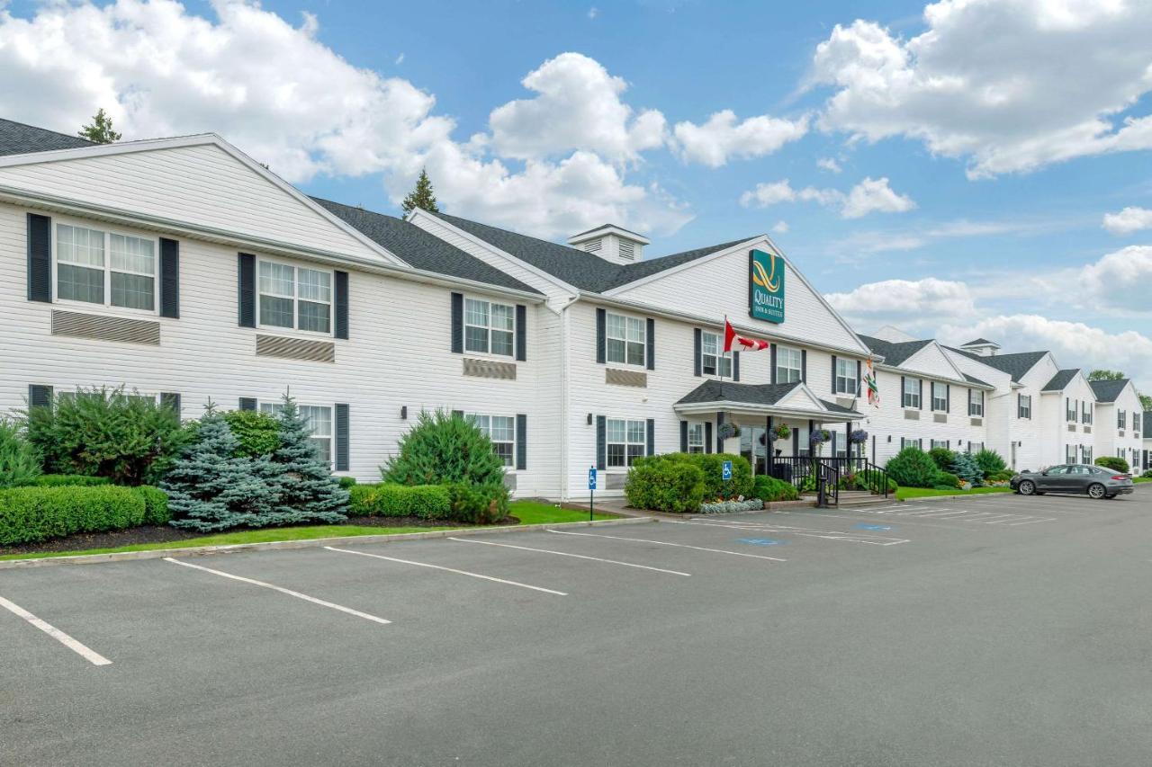 Quality Inn & Suites Cornwall Exteriör bild