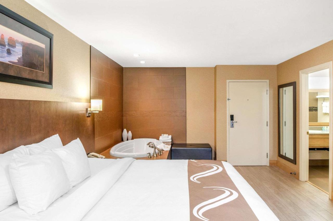 Quality Inn & Suites Cornwall Exteriör bild
