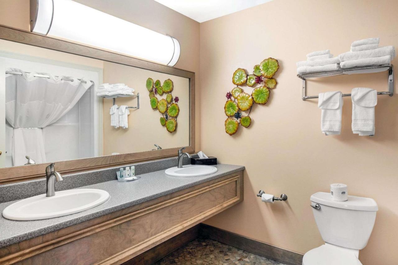 Quality Inn & Suites Cornwall Exteriör bild