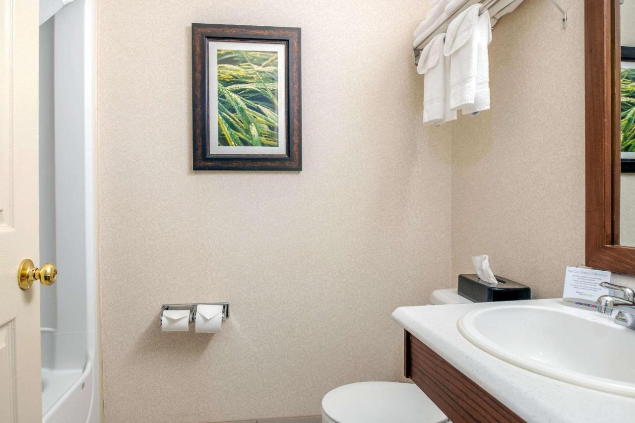 Quality Inn & Suites Cornwall Exteriör bild