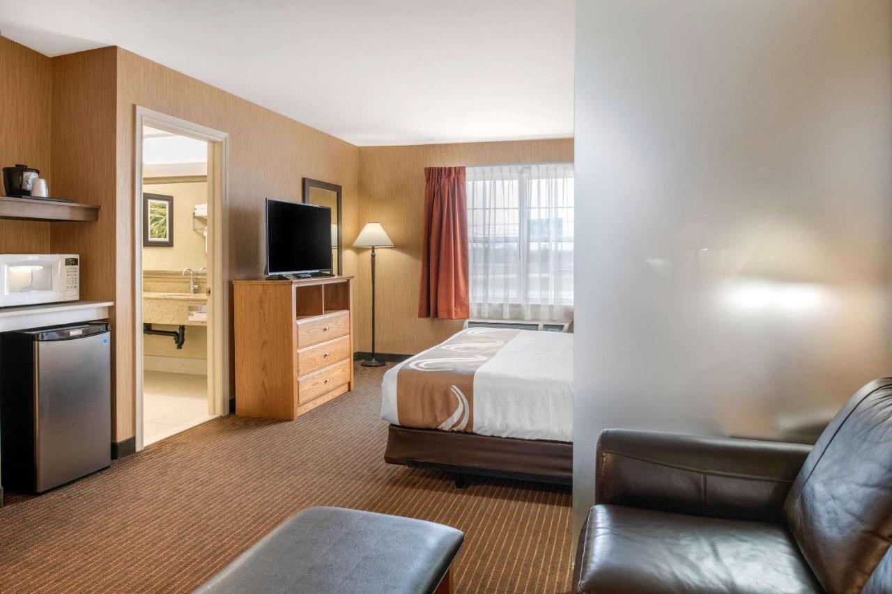 Quality Inn & Suites Cornwall Exteriör bild