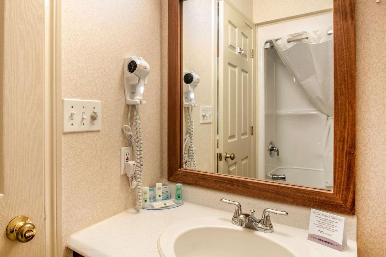 Quality Inn & Suites Cornwall Exteriör bild