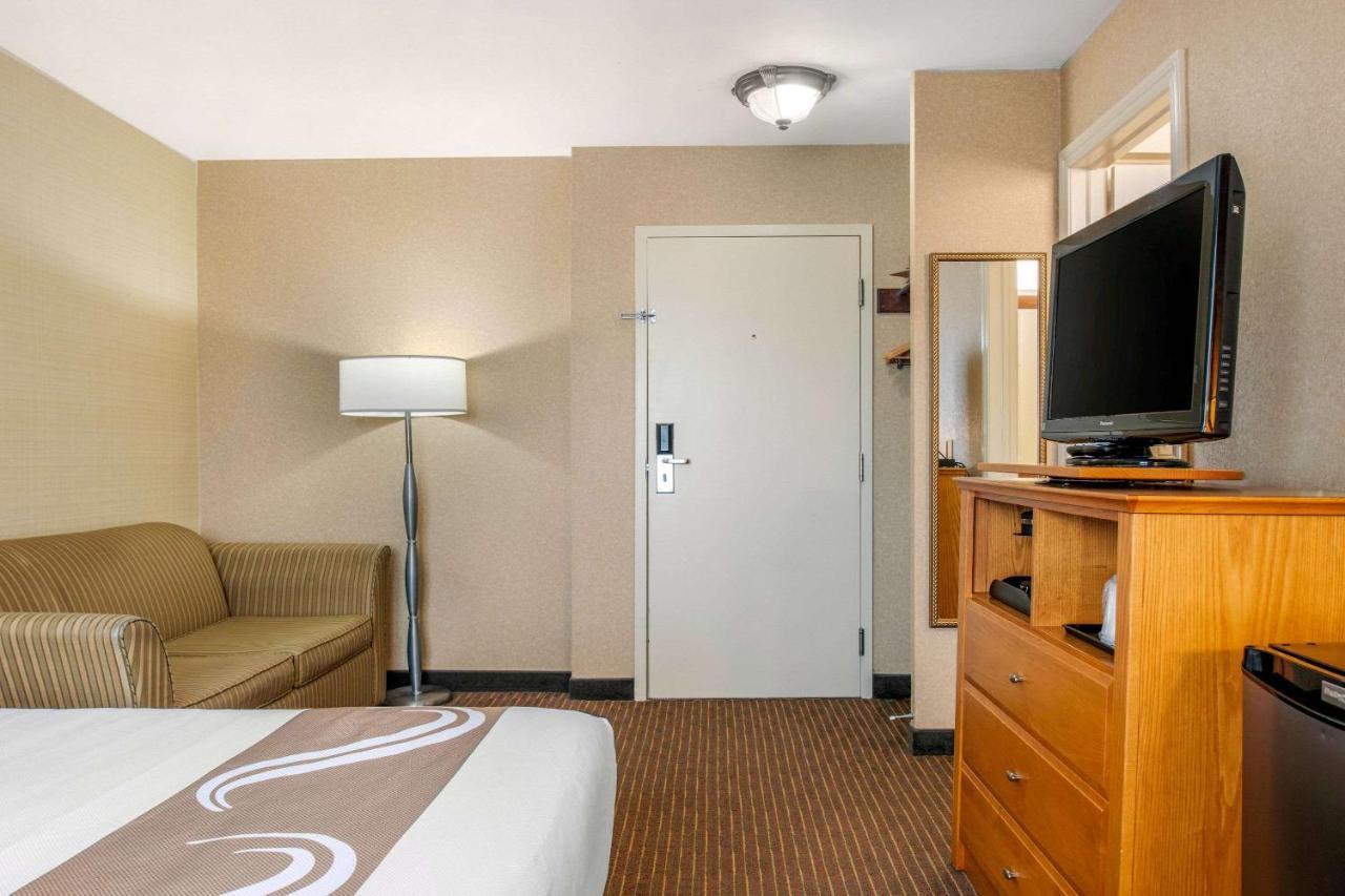 Quality Inn & Suites Cornwall Exteriör bild