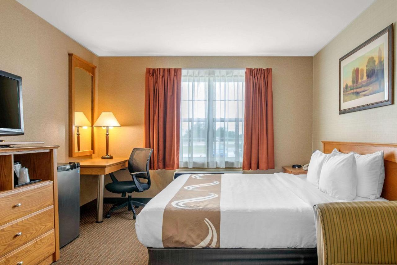 Quality Inn & Suites Cornwall Exteriör bild