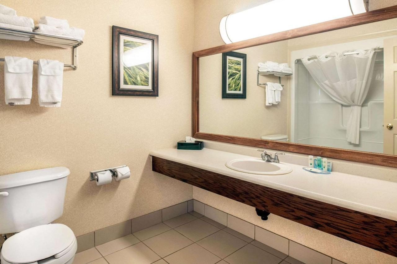 Quality Inn & Suites Cornwall Exteriör bild