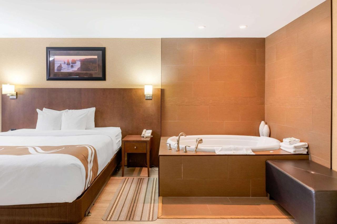 Quality Inn & Suites Cornwall Exteriör bild