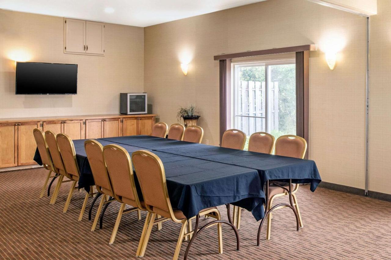 Quality Inn & Suites Cornwall Exteriör bild