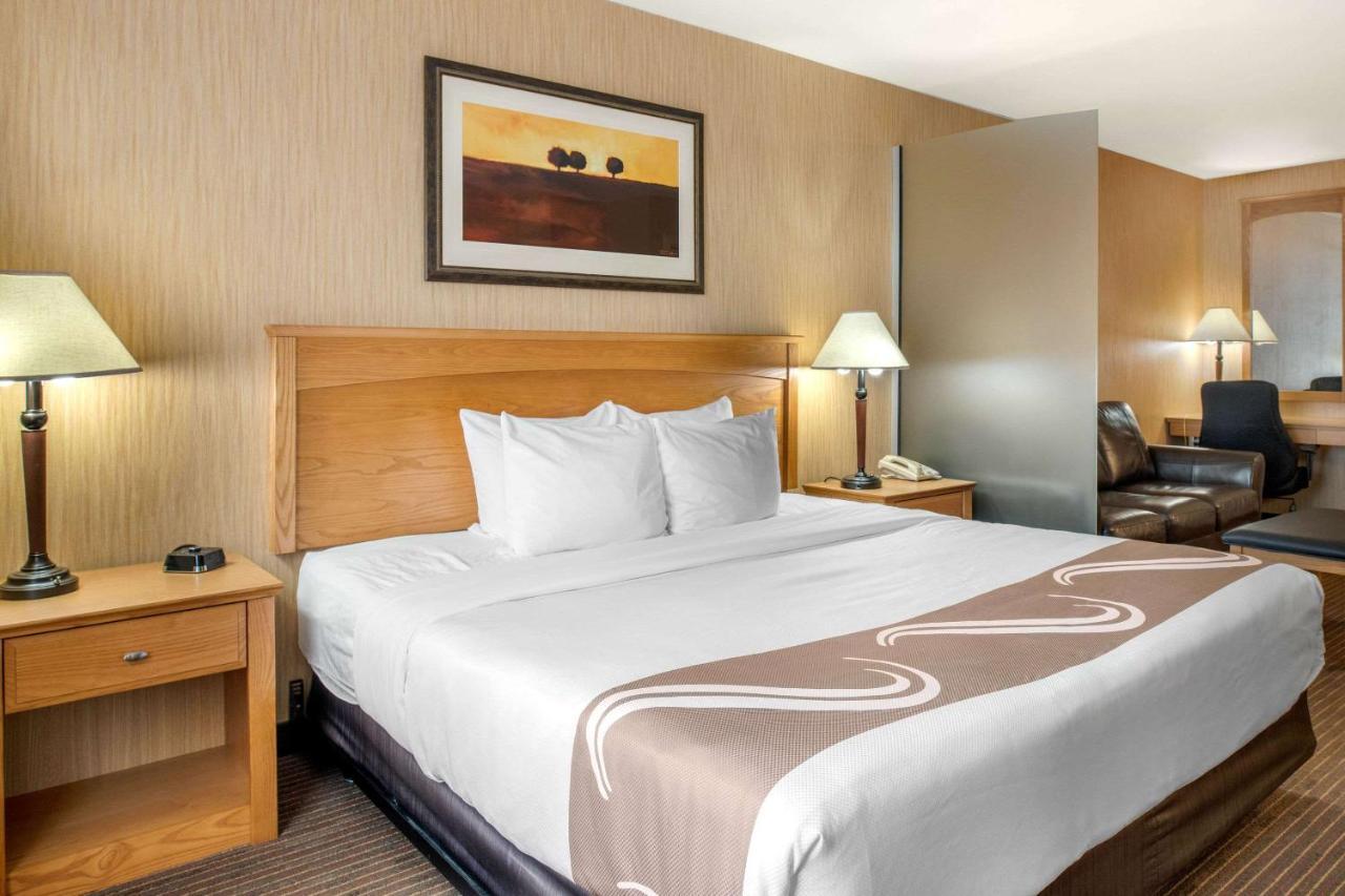 Quality Inn & Suites Cornwall Exteriör bild
