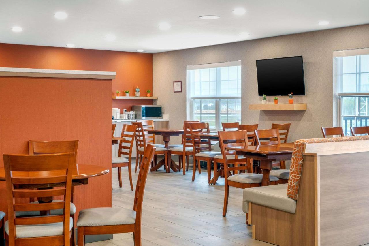 Quality Inn & Suites Cornwall Exteriör bild